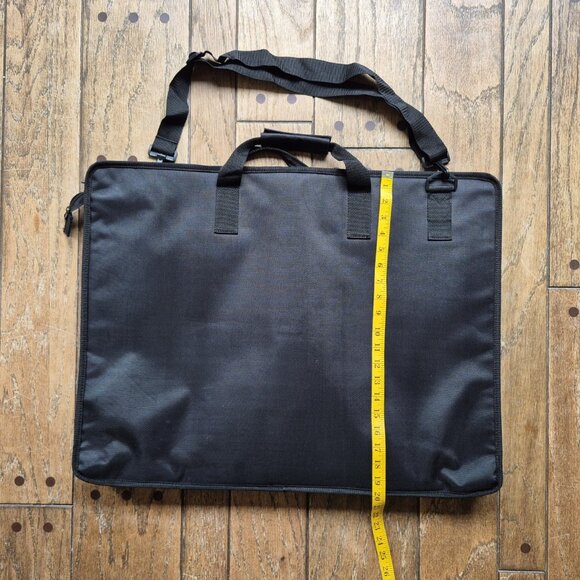 Art portfolio bag, 20" x 26" x 4" with adjustable shoulder strap, black - Picture 5 of 7